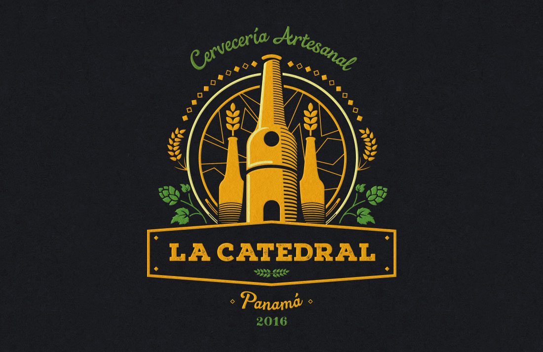 El escudo: botellas, cebada y rosetón de lúpulo